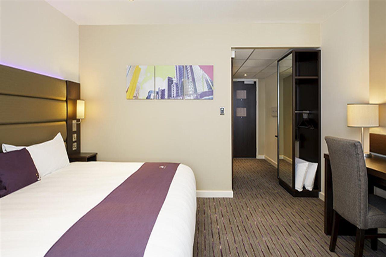 Premier Inn Watford Central Exterior photo
