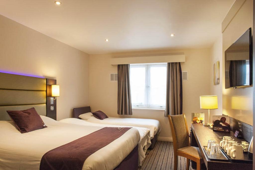 Premier Inn Watford Central Exterior photo