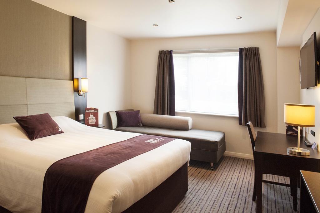 Premier Inn Watford Central Exterior photo