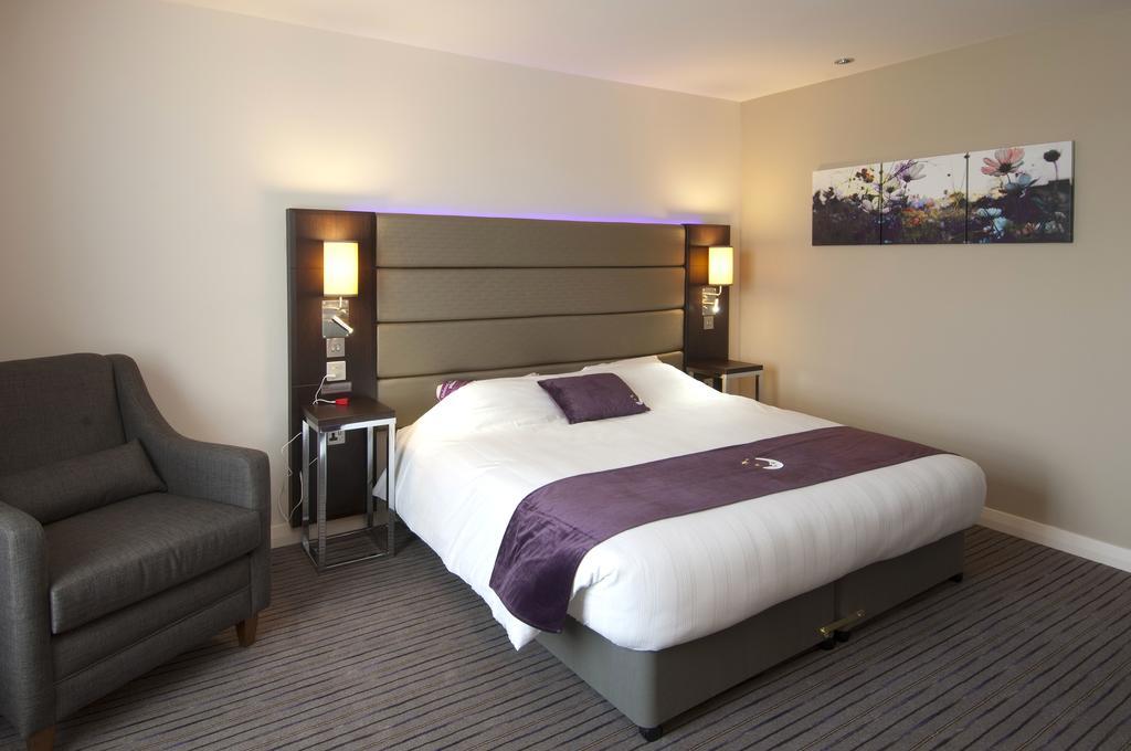 Premier Inn Watford Central Exterior photo